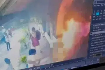 Seorang pelajar wanita maut selepas membakar diri kerana aduannya terhadap gangguan seksual tidak diambil tindakan oleh pihak sekolahnya. 