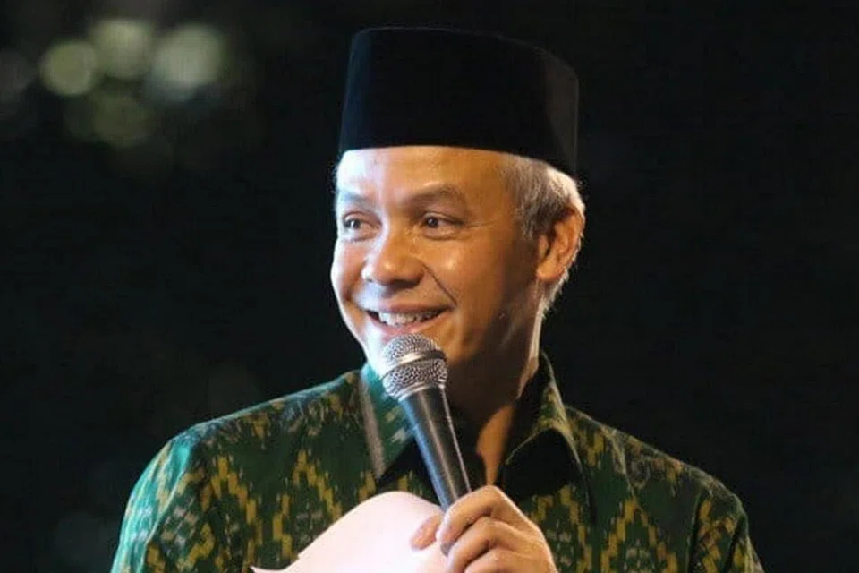 BEROLEH RESTU: Ketua Umum PDI-P, Cik Megawati Sukarnoputri, juga mantan presiden Indonesia kelima (2001-2004) memakaikan songkok ke kepala Gabenor Jawa Tengah, Encik Ganjar Pranowo (gambar atas), selepas parti itu memilihnya sebagai calon presiden untuk pilihan raya presiden 2024, dalam satu majlis di Bogor, Jawa Barat, pada 21 April 2023. - Foto AFP
