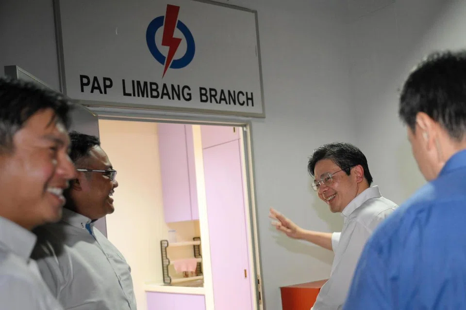 Timbalan Perdana Menteri, Encik Lawrence Wong, tiba di pejabat Parti Tindakan Rakyat (PAP) cawangan Limbang untuk sesi Bertemu Penduduk di Blok 787 Choa Chu Kang North 6 pada 15 April beberapa jam selepas pengumuman dibuat bahawa beliau akan menyandang jawatan Perdana Menteri pada 15 Mei ini.