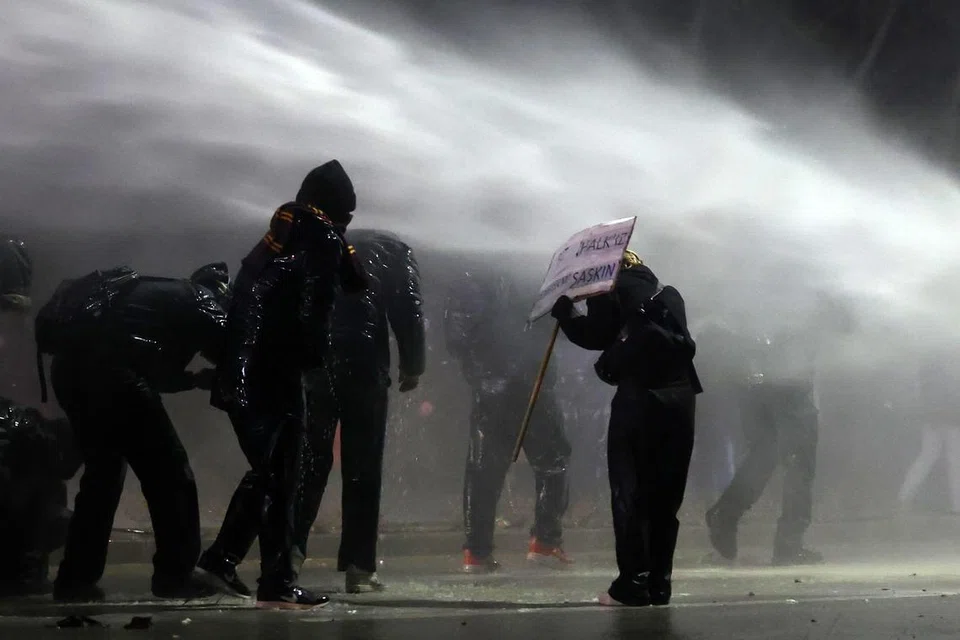Polis anti-rusuhan Turkey menggunakan meriam air ketika bertempur dengan para pelajar Universiti Teknikal Timur Tengah (ODTU) yang membantah penahanan Mayor Istanbul di Ankara pada 20 Mac 2025. Polis Turkey telah menahan Datuk Bandar Istanbul yang berpengaruh, Ekrem Imamoglu, pada 19 Mac berhubung dua siasatan berkaitan rasuah dan “menyokong keganasan” — satu tindakan yang dikecam hebat oleh parti pembangkang utama sebagai “rampasan kuasa” bermotif politik. 
