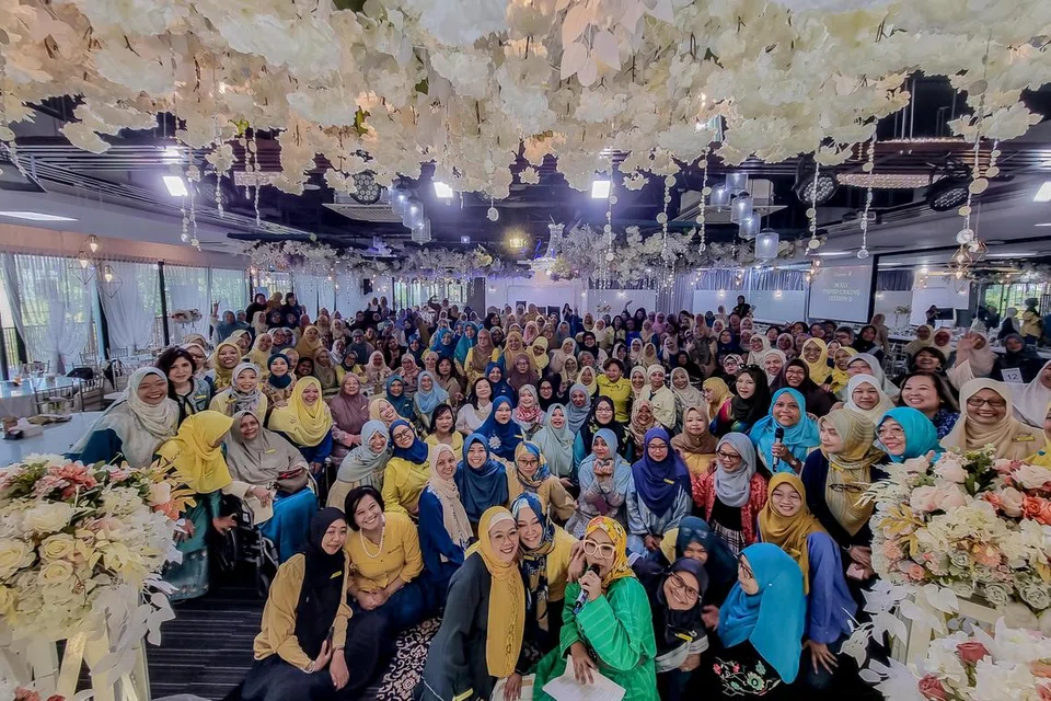 KENANGAN: Bekas pelajar Melayu Sekolah Perempuan Crescent (CGS) mengambil gambar bersama dalam acara perjumpaan CGS yang pertama kali diadakan pada Ahad.