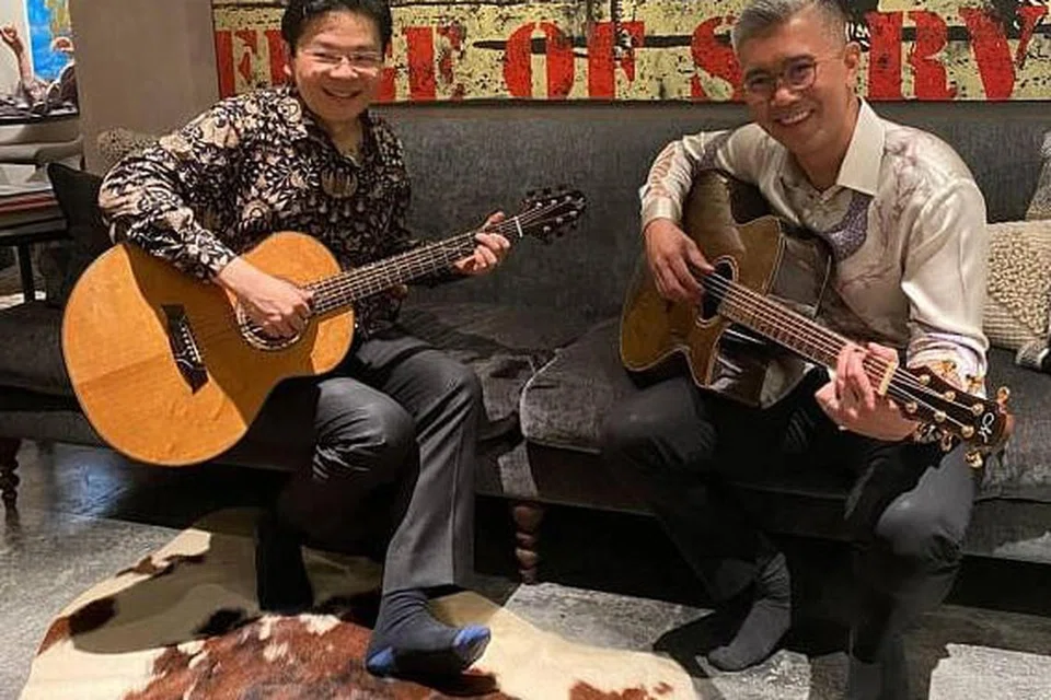 DILAYAN MESRA: Timbalan Perdana Menteri, Encik Lawrence Wong (kiri) bermain gitar bersama Menteri Kewangan Malaysia, Tengku Datuk Seri Zafrul Tengku Abdul Aziz. - Foto FACEBOOK LAWRENCE WONG