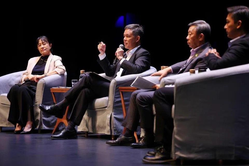 Menteri Pendidikan, Encik Chan Chun Sing (dua dari kiri), menyertai perbincangan panel dengan (dari kiri) Pengarah Institut Pendidikan Nasional (NIE), Profesor Liu Woon Chia; Presiden Universiti Sains Kemasyarakatan Singapura (SUSS), Profesor Tan Tai Yong; dan Profesor Madya Elmie Nekmat daripada Universiti Nasional Singapura (NUS) semasa Kuliah Kementerian Pendidikan (MOE) x Institut Pengajian Dasar (IPS) x NIE: ‘Dari Asas ke Sempadan – Perjalanan Pendidikan 60 Tahun’.
