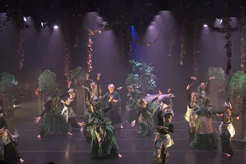 Pengarah Artistik, Era Dance Theatre, Osman Abdul Hamid (tengah dan gambar sisipan), masih tajam pola pemikirannya dan berani keluar daripada kotak keselesaan karya seni tari Melayu, seperti yang dipersembahkan dalam tarian kontemporari Melayu, ‘Sukma Rimba’, dalam program tahunan ‘Kacip Mas Dulang Permata’. 