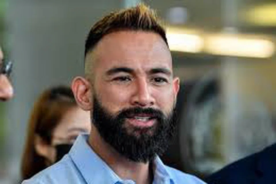 Pelakon, Sharnaaz Ahmad, secara jujur, menyatakan suara Fazura tidak sedap didengar tetapi berharap pelakon itu dapat memperbaiki dan mengasah vokalnya sebelum menyanyi ‘live’.