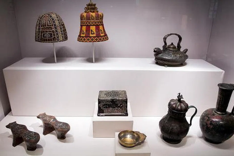 BERANEKA BAHAN: Inilah antara artifak di pameran Asia Selatan dan Dunia Islam di ACM yang sedang berlangsung sekarang.