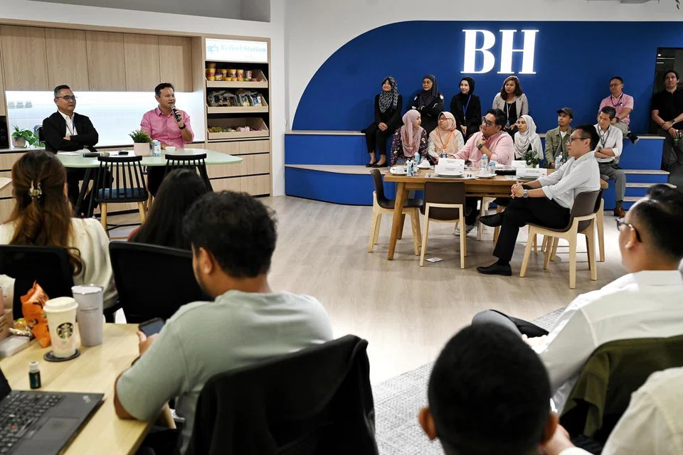 BERAMAH-TAMAH BERSAMA KAKITANGAN BH: Encik Zaqy Mohamad (dua dari kiri) berkongsi pandangannya mengenai isu-isu semasa bersama kakitangan BH di bilik berita pada Rabu. Duduk bersama beliau ialah Editor BH, Encik Mohd Nazry Mokhtar.