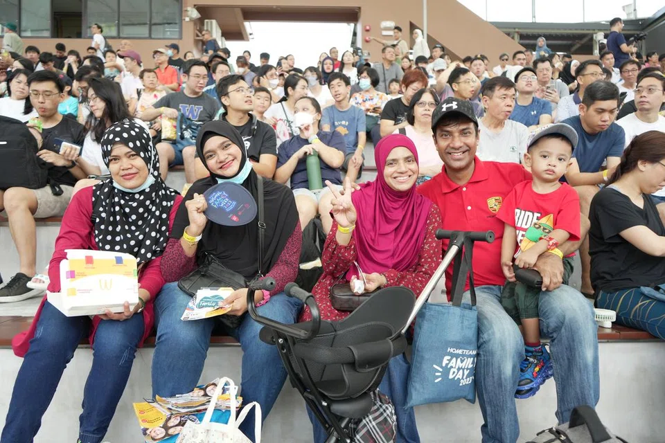 KUKUH IKATAN: Antara keluarga yang hadir dalam acara tersebut. 