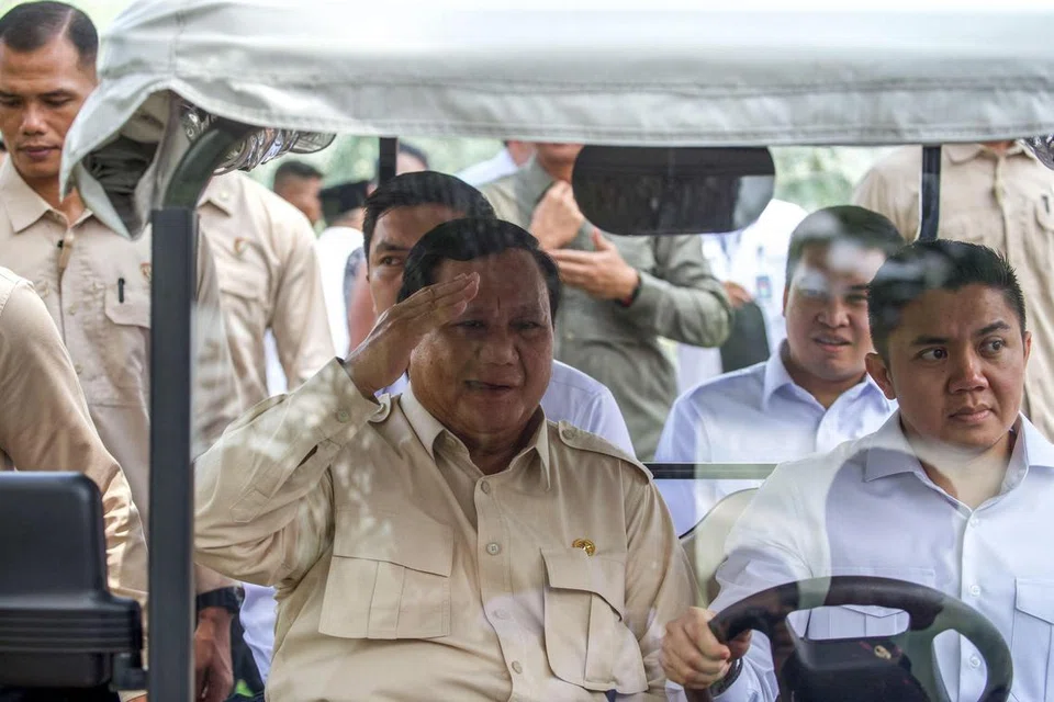 Presiden Indonesia, Prabowo Subianto (tengah), memberi isyarat selepas menyampaikan ucapan kepada pemimpin wilayah pada hari terakhir program rahat selama seminggu di akademi tentera di Magelang, Jawa Tengah, pada 28 Februari 2025.