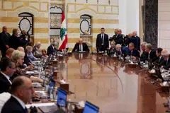 Presiden Lebanon, Joseph Aoun, Perdana Menteri Nawaf Salam, dan anggota kabinet Lebanon bermesyuarat bagi membincangkan usaha untuk menempatkan semua senjata di negara itu di bawah kawalan kerajaan, di Istana Presiden di Baabda, Lebanon pada 5 Ogos 2025.