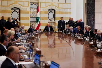 Presiden Lebanon, Joseph Aoun, Perdana Menteri Nawaf Salam, dan anggota kabinet Lebanon bermesyuarat bagi membincangkan usaha untuk menempatkan semua senjata di negara itu di bawah kawalan kerajaan, di Istana Presiden di Baabda, Lebanon pada 5 Ogos 2025.