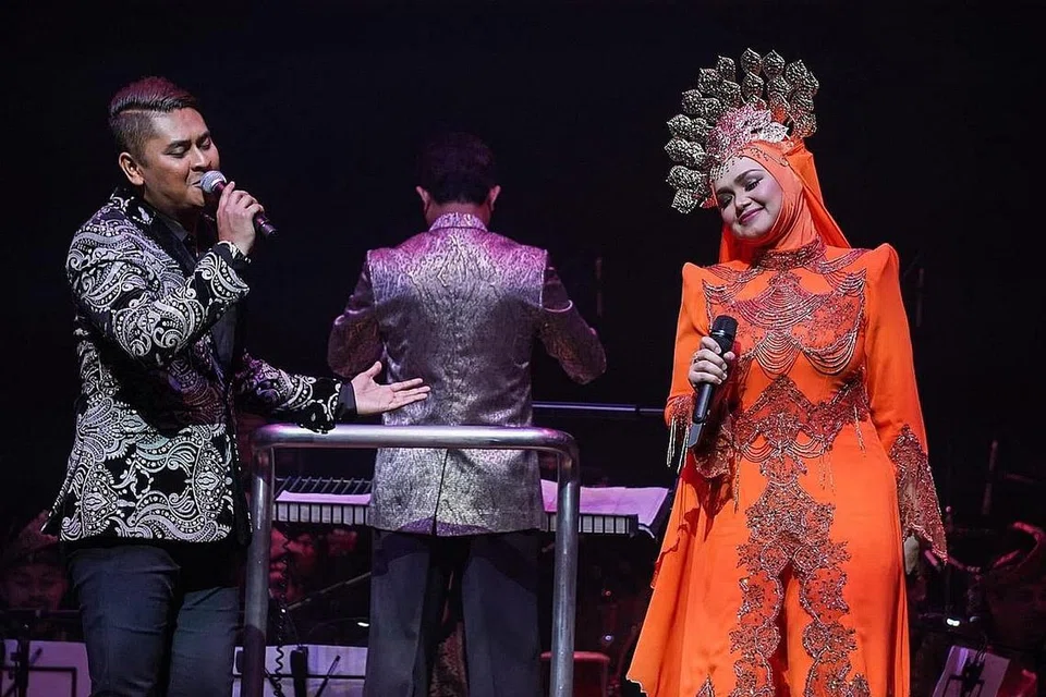 TERKESIMA DENGAN IRAMA TRADISIONAL: Dua anak didik Pak Ngah, Datuk Seri Siti Nurhaliza dari Malaysia dan Elfee R. Ismail dari Singapura, memberi penghormatan pada mentor mereka menerusi lagu asal Siti dan Datuk S.M. Salim, 'Bergending Dang Gong'. - Foto BH oleh NUR DIYANA TAHA