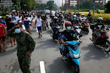 BAGAI PERAYAAN: Tempoh pendaftaran calon presiden dan jawatan lain pemerintah disertai ramai penyokong masing-masing menjadikan suasana bagai satu perayaan. - Foto EPA-EFE