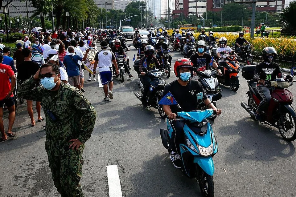 BAGAI PERAYAAN: Tempoh pendaftaran calon presiden dan jawatan lain pemerintah disertai ramai penyokong masing-masing menjadikan suasana bagai satu perayaan. - Foto EPA-EFE