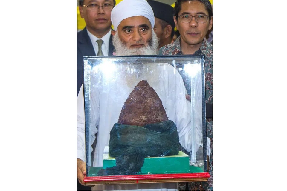 ARTIFAK BERHARGA: Panjang serban Nabi Muhammad melebihi 5 meter. Serban ini diberikan kepada Mu'adz bin Jabal. Warna kegemaran Nabi Muhammad, iaitu warna hijau, juga boleh dilihat pada serban itu.