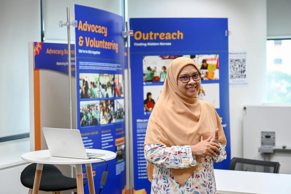 Setelah menjalani program untuk penjaga, Cik Faiza Sanip, terpanggil untuk menjadi sukarelawan dan kini merupakan kakitangan tetap dengan Caregivers Alliance Limited (CAL) bagi menerajui bengkel dalam bahasa Melayu.