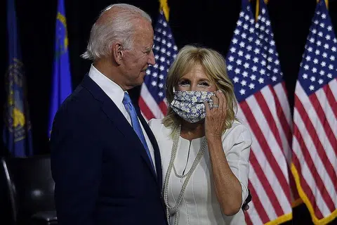 MAHU TERUS BEKERJA: Dr Jill Biden berhasrat ingin terus mengajar dan berbakti kepada anak muda di Amerika. - Foto AFP