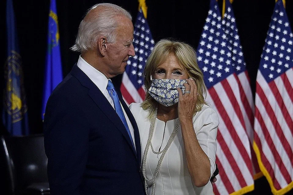 MAHU TERUS BEKERJA: Dr Jill Biden berhasrat ingin terus mengajar dan berbakti kepada anak muda di Amerika. - Foto AFP