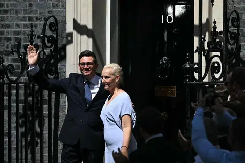 Andy Burnham bersama isterinya, Marie-France van Heel, bergambar di hadapan kediaman rasmi 10 Downing Street di London pada 20 Julai selepas Raja Charles III melantiknya sebagai Perdana Menteri baharu Britain dan meminta beliau membentuk kerajaan. Burnham mengambil alih kepimpinan negara ketika Britain berdepan cabaran ekonomi, kos sara hidup yang tinggi dan ketidaktentuan politik menjelang pilihan raya umum 2029.