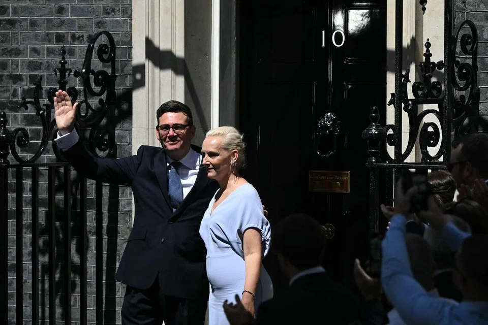 Andy Burnham bersama isterinya, Marie-France van Heel, bergambar di hadapan kediaman rasmi 10 Downing Street di London pada 20 Julai selepas Raja Charles III melantiknya sebagai Perdana Menteri baharu Britain dan meminta beliau membentuk kerajaan. Burnham mengambil alih kepimpinan negara ketika Britain berdepan cabaran ekonomi, kos sara hidup yang tinggi dan ketidaktentuan politik menjelang pilihan raya umum 2029.