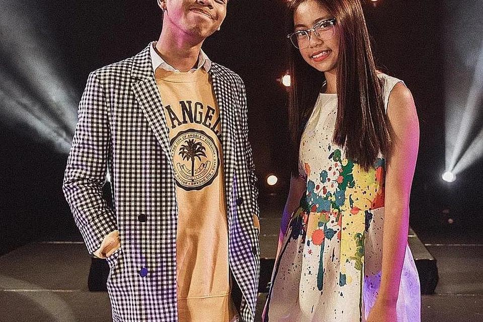 KERJASAMA BERHASIL: Encik Muhammad Hady Addams (kiri) kembali ke ITE Kolej Timur dan mencipta lagu 'Remember Us (Milestones)' bersama pelajar perakaunan, Dumaquit Danzel Lu Enriquez. - Foto BH oleh KHIDHIR ASYRAF MAHBOB
