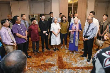 MENYUBUR PERPADUAN MASYARAKAT MAJMUK: Menteri Sekitaran dan Sumber Air merangkap Menteri Bertanggungjawab bagi Ehwal Masyarakat Islam, Encik Masagos Zulkifli (kanan bertali leher), bersama para pemimpin Pertubuhan Antara Agama (IRO), wakil masyarakat dan pertubuhan agama, mengadakan pertemuan dengan Profesor Karen Armstrong (berbaju ungu), yang merupakan Pengasas Piagam Belas Kasihan, yang menyampaikan ceramahnya bertajuk "Kepercayaan dan Masa Depan Manusia" di Ceramah Muis, malam tadi. - Foto BH oleh KHALID BABA