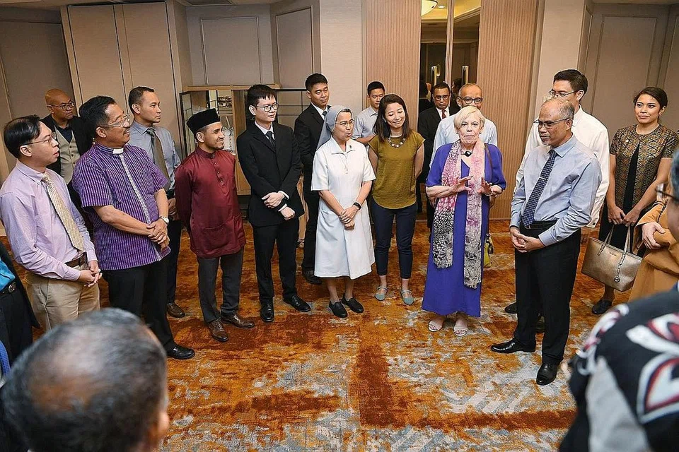 MENYUBUR PERPADUAN MASYARAKAT MAJMUK: Menteri Sekitaran dan Sumber Air merangkap Menteri Bertanggungjawab bagi Ehwal Masyarakat Islam, Encik Masagos Zulkifli (kanan bertali leher), bersama para pemimpin Pertubuhan Antara Agama (IRO), wakil masyarakat dan pertubuhan agama, mengadakan pertemuan dengan Profesor Karen Armstrong (berbaju ungu), yang merupakan Pengasas Piagam Belas Kasihan, yang menyampaikan ceramahnya bertajuk "Kepercayaan dan Masa Depan Manusia" di Ceramah Muis, malam tadi. - Foto BH oleh KHALID BABA