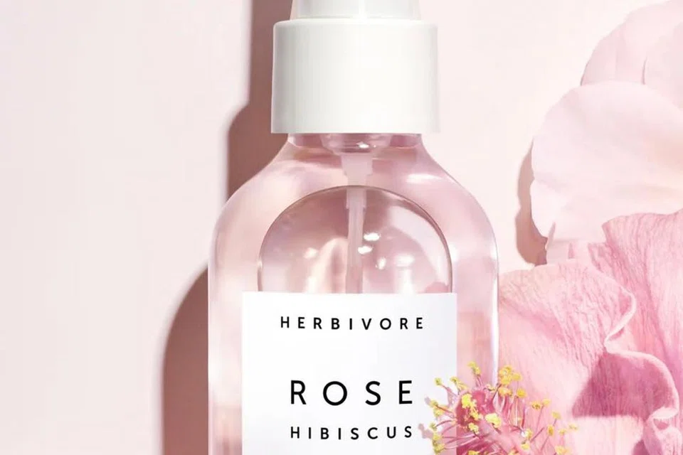 Mist (semburan penyegar) muka yang ini dibuat dengan asas air kelapa yang telah diadunkan dengan mawar dan bunga raya atau hibiscus