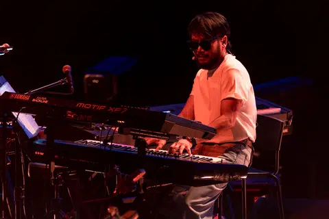 Ajai, pemain papan nada kumpulan Exists, yang juga seorang komposer dikenali ramai, mencuri perhatian penonton pada malam konsert itu.