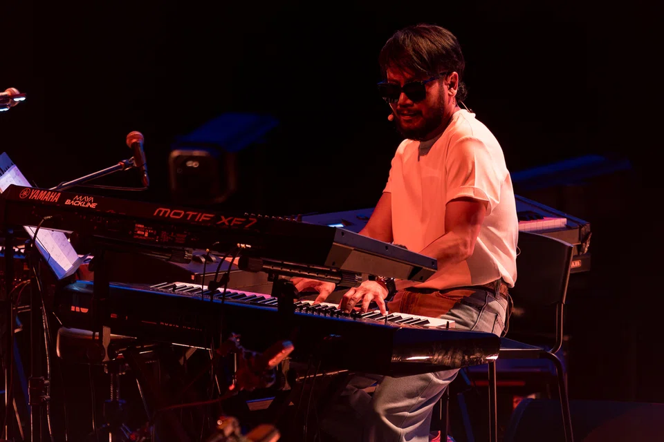 Ajai, pemain papan nada kumpulan Exists, yang juga seorang komposer dikenali ramai, mencuri perhatian penonton pada malam konsert itu.