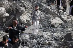 Seorang kanak-kanak perempuan Palestin berdiri di atas runtuhan konkrit dan besi daripada rumah serta kedai yang musnah selepas jentolak, yang dilindungi oleh pasukan keselamatan Israel, merobohkan bangunan kediaman milik keluarga Palestin di Beit Aawa, di barat bandar Hebron di Tebing Barat yang diduduki Israel, pada 5 Februari 2026. Israel, yang tenteranya menduduki Tebing Barat sejak 1967, kerap merobohkan rumah penduduk Palestin yang dituduh melakukan serangan maut terhadap warga Israel atau didakwa dibina tanpa permit yang dikeluarkan pihak berkuasa Israel. Pemerintah Israel mempertahankan tindakan tersebut atas alasan pencegahan, namun pengkritik mengecamnya sebagai satu bentuk hukuman kolektif yang menyebabkan keluarga kehilangan tempat tinggal.