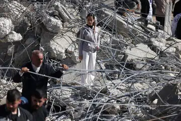 Seorang kanak-kanak perempuan Palestin berdiri di atas runtuhan konkrit dan besi daripada rumah serta kedai yang musnah selepas jentolak, yang dilindungi oleh pasukan keselamatan Israel, merobohkan bangunan kediaman milik keluarga Palestin di Beit Aawa, di barat bandar Hebron di Tebing Barat yang diduduki Israel, pada 5 Februari 2026. Israel, yang tenteranya menduduki Tebing Barat sejak 1967, kerap merobohkan rumah penduduk Palestin yang dituduh melakukan serangan maut terhadap warga Israel atau didakwa dibina tanpa permit yang dikeluarkan pihak berkuasa Israel. Pemerintah Israel mempertahankan tindakan tersebut atas alasan pencegahan, namun pengkritik mengecamnya sebagai satu bentuk hukuman kolektif yang menyebabkan keluarga kehilangan tempat tinggal.