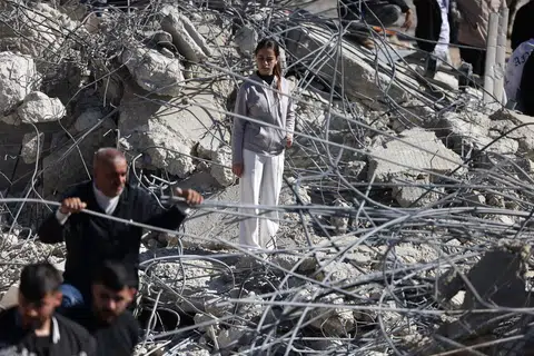 Seorang kanak-kanak perempuan Palestin berdiri di atas runtuhan konkrit dan besi daripada rumah serta kedai yang musnah selepas jentolak, yang dilindungi oleh pasukan keselamatan Israel, merobohkan bangunan kediaman milik keluarga Palestin di Beit Aawa, di barat bandar Hebron di Tebing Barat yang diduduki Israel, pada 5 Februari 2026. Israel, yang tenteranya menduduki Tebing Barat sejak 1967, kerap merobohkan rumah penduduk Palestin yang dituduh melakukan serangan maut terhadap warga Israel atau didakwa dibina tanpa permit yang dikeluarkan pihak berkuasa Israel. Pemerintah Israel mempertahankan tindakan tersebut atas alasan pencegahan, namun pengkritik mengecamnya sebagai satu bentuk hukuman kolektif yang menyebabkan keluarga kehilangan tempat tinggal.