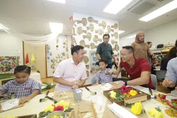 Singapura memerlukan 1,800 lagi pendidik penjagaan bayi menjelang 2030 bagi menampung jangkaan peningkatan permintaan apabila khidmat penjagaan bayi menjadi lebih mampu milik untuk keluarga, kongsi Menteri Negara Kanan (Pembangunan Sosial dan Keluarga), Encik Goh Pei Ming (dua dari kiri) pada 28 Ogos di Prasekolah E-Bridge di Sumang Lane.