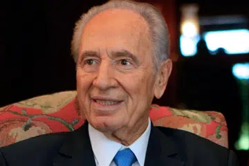 DISERANG ANGIN AHMAR: Encik Shimon Peres telah dimasukkan ke hospital pada 13 September lalu selepas mengadu sakit dada, degupan jantung yang tidak normal dan pendarahan yang teruk. - Foto AFP