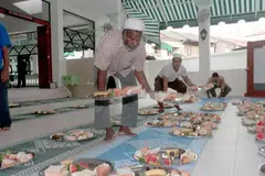 Masjid Khalid yang terletak di Joo Chiat, antara masjid setempat yang sering giat menyiapkan juadah berbuka puasa untuk jemaah semasa Ramadan. Gambar pada sekitar Disember 1999. 