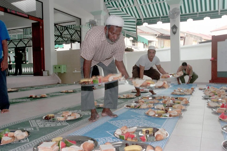 Masjid Khalid yang terletak di Joo Chiat, antara masjid setempat yang sering giat menyiapkan juadah berbuka puasa untuk jemaah semasa Ramadan. Gambar pada sekitar Disember 1999. 