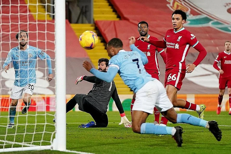 GOL KETIGA: Penyerang Manchester City Raheem Sterling menjaringkan gol ketiga bagi Liverpool. - Foto REUTERS