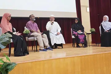 Pelajar cemerlang, Asilah Shyma Imam Fadhilah (kanan), antara ahli panel Forum Hubbul Quran pada Majlis Induksi dan Penyerahan Al-Quran bagi Pelajar Menengah 1, yang berlangsung pada 10 Januari 2026.