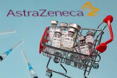 PENAWAR YANG DIDAMBA: Sekurang-kurangnya empat pengeluar ubat-ubatan, termasuk AstraZeneca, menjangkakan vaksin Covid-19 mereka menjadi penawar yang berkesan melawan varian koronavirus yang sedang 'mengganas' di Britain. - Foto REUTERS