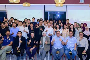 BINA RANGKAIAN: Encik Muhammad Fadhail Abdul Malik (barisan ketiga, tengah) menghadiri acara ‘Jom Jumpa’ edisi ketujuh, anjuran Rangkaian Profesional dalam Sektor Perbankan dan Kewangan (PNBF) di bawah naungan Yayasan Mendaki.