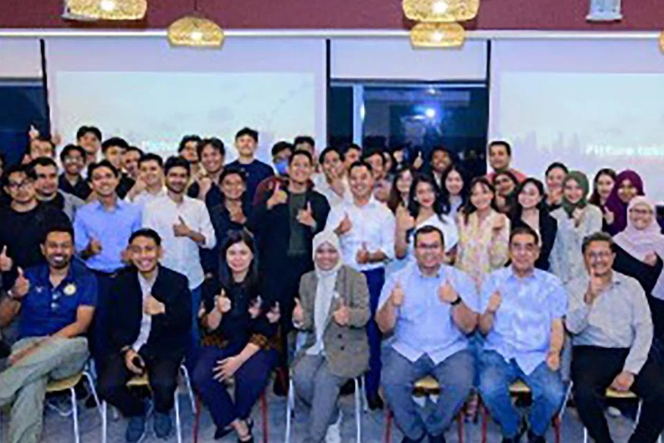 BINA RANGKAIAN: Encik Muhammad Fadhail Abdul Malik (barisan ketiga, tengah) menghadiri acara ‘Jom Jumpa’ edisi ketujuh, anjuran Rangkaian Profesional dalam Sektor Perbankan dan Kewangan (PNBF) di bawah naungan Yayasan Mendaki.