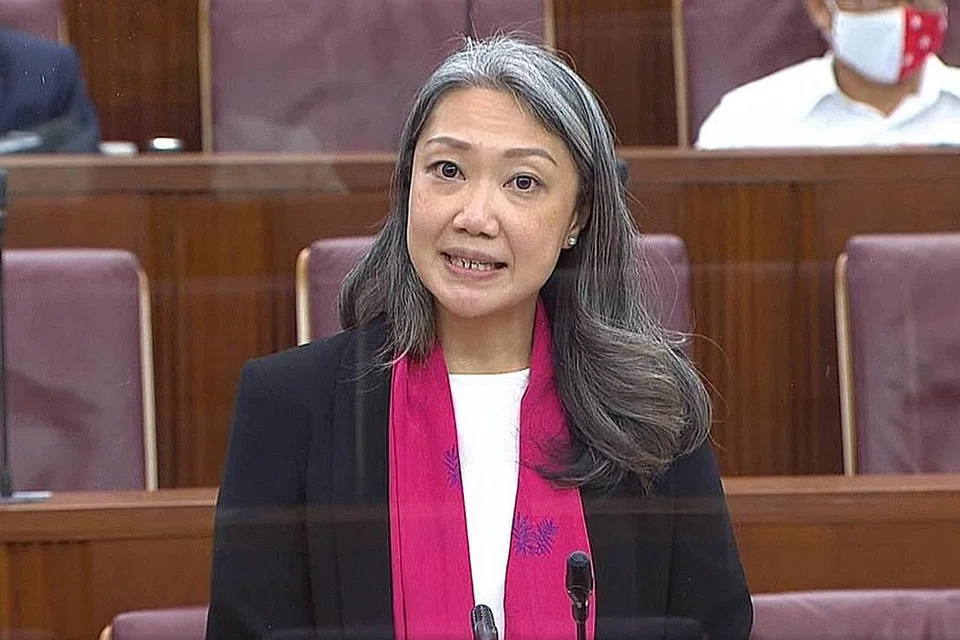  Cik Carrie Tan (GRC Nee Soon). 