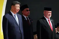 Yang di-Pertuan Agong Malaysia, Sultan Ibrahim (kanan), mengiringi Presiden China, Encik Xi Jinping (kiri), sempena lawatan pemimpin itu ke Malaysia, di Istana Negara, Kuala Lumpur, pada 16 April. Turut bersama Perdana Menteri, Datuk Seri Anwar Ibrahim. 