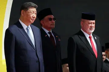 Yang di-Pertuan Agong Malaysia, Sultan Ibrahim (kanan), mengiringi Presiden China, Encik Xi Jinping (kiri), sempena lawatan pemimpin itu ke Malaysia, di Istana Negara, Kuala Lumpur, pada 16 April. Turut bersama Perdana Menteri, Datuk Seri Anwar Ibrahim. 