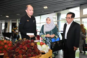 Pengarah kanan (Pasaran Antarabangsa) Lembaga Pemasaran Pertanian Persekutuan (Fama), Encik Noorshan Ramli (kiri); Pesuruhjaya Tinggi Malaysia ke Singapura, Datin Paduka Anizan Siti Hajjar Adnin; dan pengarah urusan MegaXpress International Pte Ltd, Encik Hamzah Abdullah (kanan); pada sidang media Malaysia Fest 2026 pada 17 Julai.
