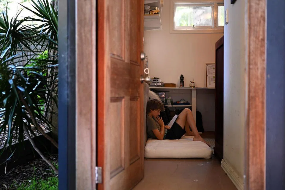 BERKURUNG DI RUMAH: Seorang kanak-kanak membaca buku seorang diri di rumah in Sydney, Australia, kelmarin. Banyak keluarga menyediakan sekolah dirumah dan pembelajaran dalam talian apabila penuntut diarah duduk di rumah sebagai langkah mengelak jangkitan koronavirus. - Foto EPA-EFE