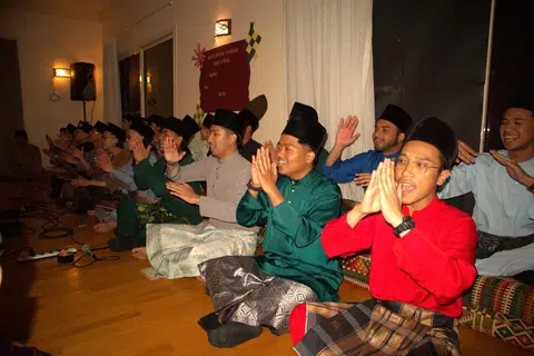 Persembahan dikir barat oleh pelajar Singapura di Mesir.