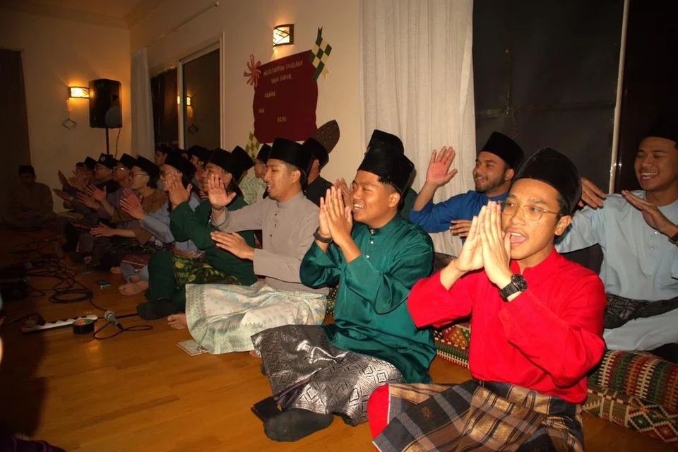 Persembahan dikir barat oleh pelajar Singapura di Mesir.