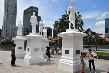 PERINGATI SUMBANGAN: Patung Sang Nila Utama, Tan Tock Seng, Munshi Abdullah dan Naraina Pillai 'menemani' patung Sir Stamford Raffles di tebing Sungai Singapura. Ia diadakan sempena acara Bicentennial Singapura - memperingati ulang tahun ke-200 pendaratan Raffles di negara ini. - Foto fail